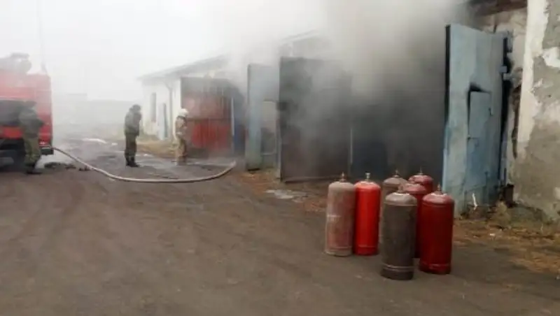 Горящий автомобиль едва не привел к взрыву газовых баллонов в Павлодаре