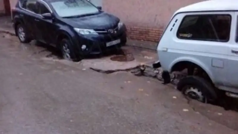 Где еще в Алматы провалился свежеуложенный асфальт