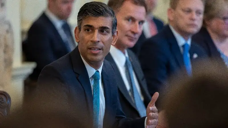 Британцы возмутились решением нового премьера Риши Сунака повысить налоги