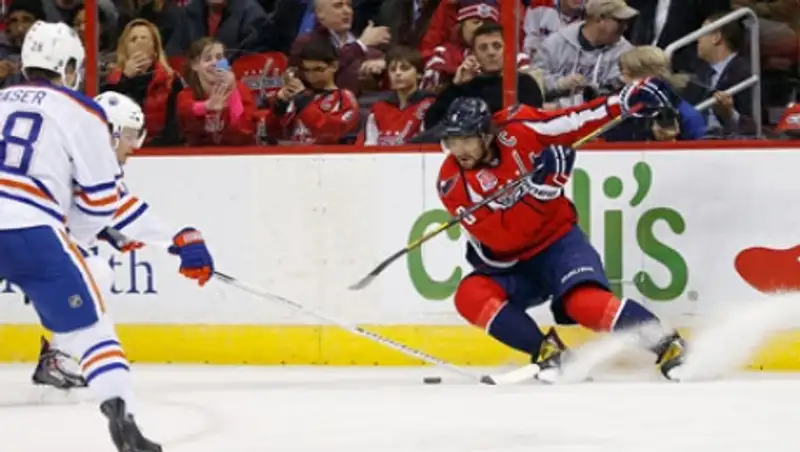 В матче НХЛ Овечкин шайбой разбил камеру в воротах