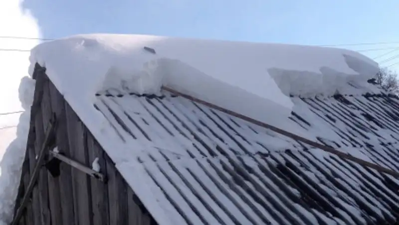 Упавший с крыши снег убил мужчину в ВКО