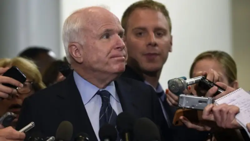 Маккейн назвал пресс-секретаря Белого Дома "идиотом"