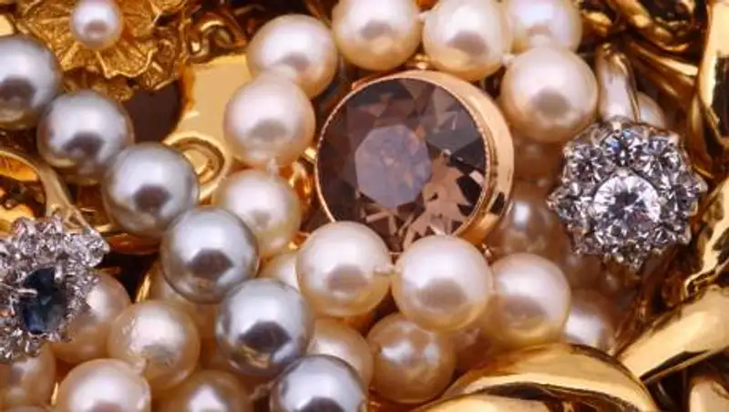 Сделал подкоп, разломал стену – в Таразе преступник украл ювелирных украшений на 25 млн