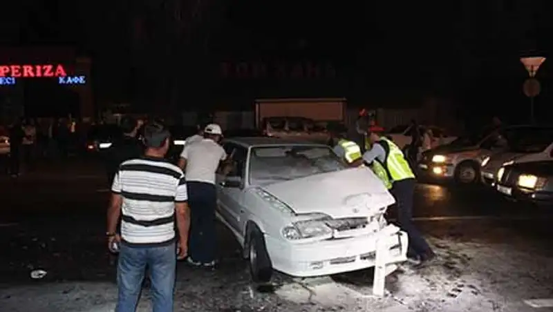 Водитель ВАЗа, совершивший ДТП, симулировал травмы, чтобы избежать гнева водителей, Алматы