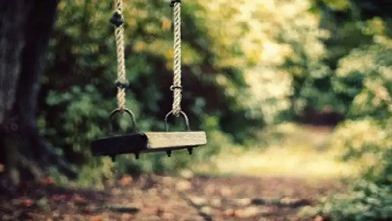 В Атырау 6-летняя девочка удушилась веревкой от качелей