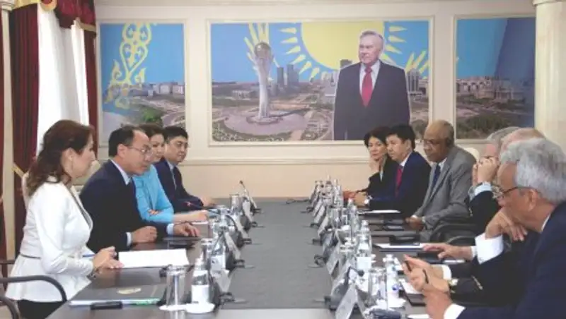 Кожамжаров встретился с иностранными гостями глобальной конференции в рамках АЭФ