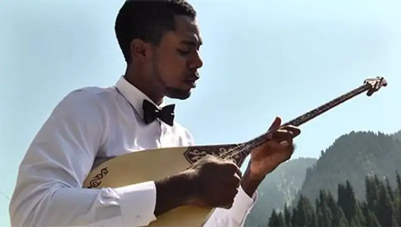 Иностранцы, которые поют на казахском