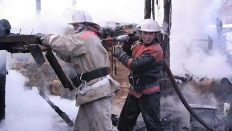 В Алматы опять горит барахолка