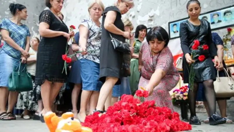 Казахстанская учительница приехала в Беслан, чтобы почтить память 334 погибших в теракте