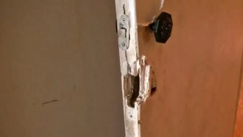 В ВКО молодой человек смертельно ранил приятеля и выбил двери лечебницы, чтобы его спасти