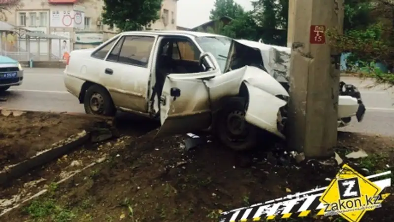 Daewoo Nexia врезалась в столб в Алматы, погиб пассажир