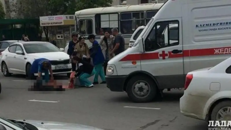 В Актау на пешеходном переходе сбили женщину