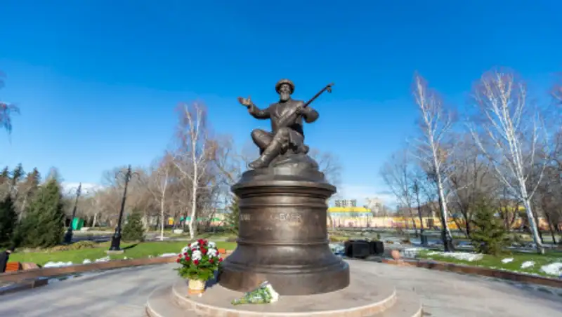 В Усть-Каменогорске торжественно открыли памятник Жамбылу Жабаеву