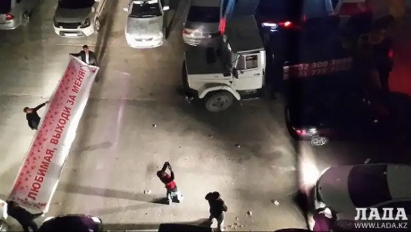 Романтики из Актау: необычные предложения руки и сердца казахстанцев