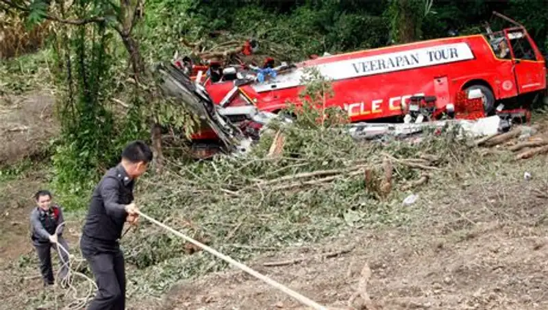 В Таиланде автобус вылетел в овраг. Один погибший, 18 раненых