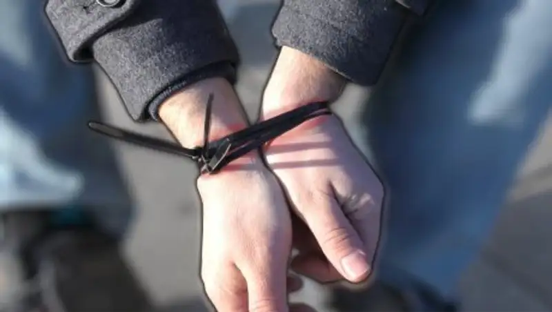 В Алматы избили и ограбили мужчину, возвращавшегося домой с крупной суммой денег