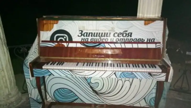 На набережной Актау сломали уличное пианино