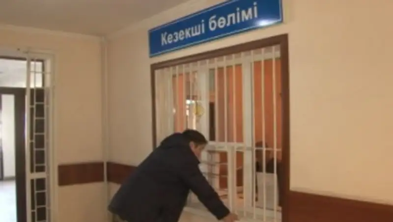 В ЮКО таксист ограбил гражданина Узбекистана