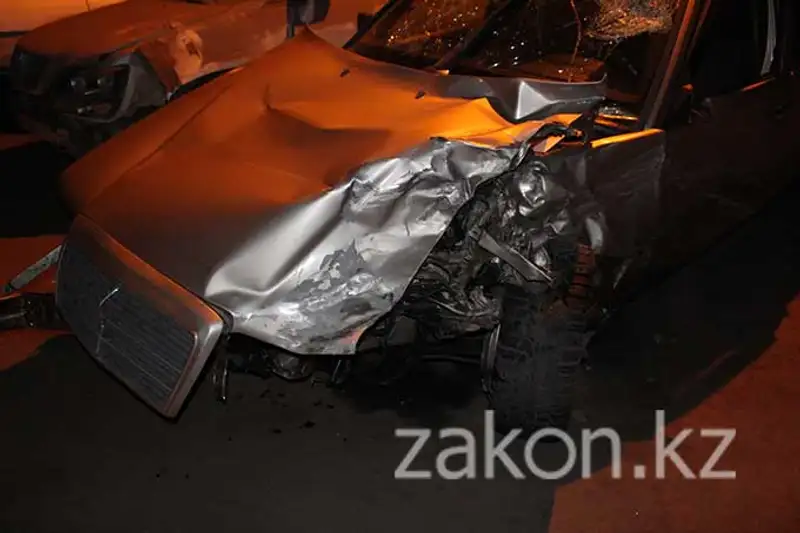 Две машины такси протаранил пьяный водитель Мерседеса в Алматы (фото) Две машины такси протаранил пьяный водитель Мерседеса в Алматы (фото), фото - Новости Zakon.kz от 18.11.2013 20:48