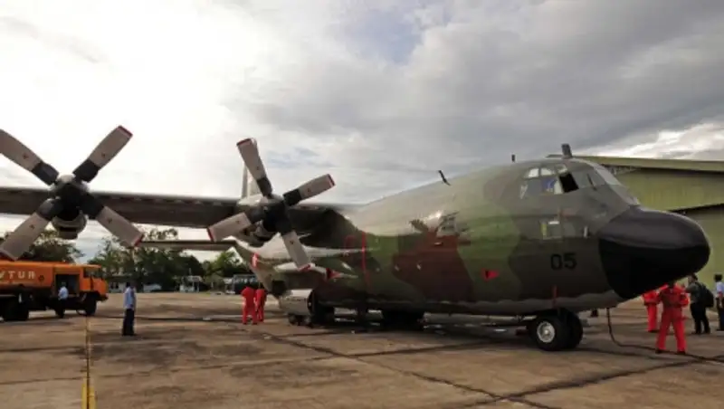 Самолет с телами жертв авиакатастрофы в Индонезии не смог вылететь из-за технеисправностей