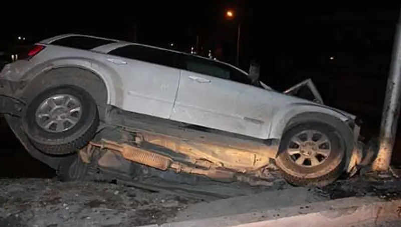 Мазда едва не рухнула с моста на развязке в Алматы