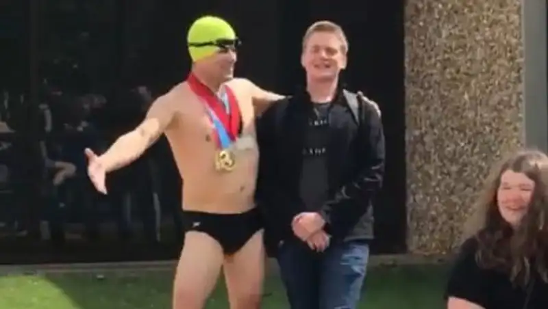 Чтобы сын запомнил последний день учёбы, отец пришёл к нему в школу в плавках