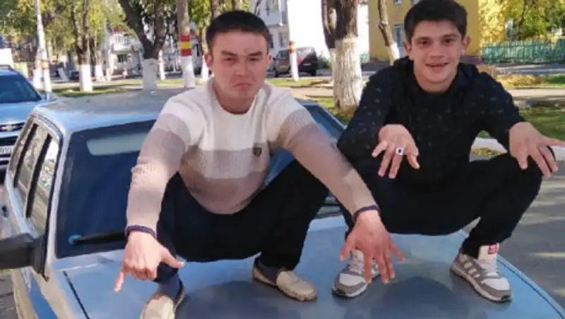 Пьяные парни сделали селфи на капоте полицейской машины