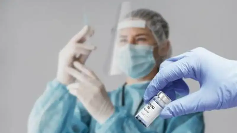 На судороги после вакцинации пожаловалась акушерка в Алматы