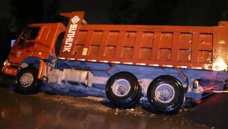 В Алматы грузовик провалился в яму