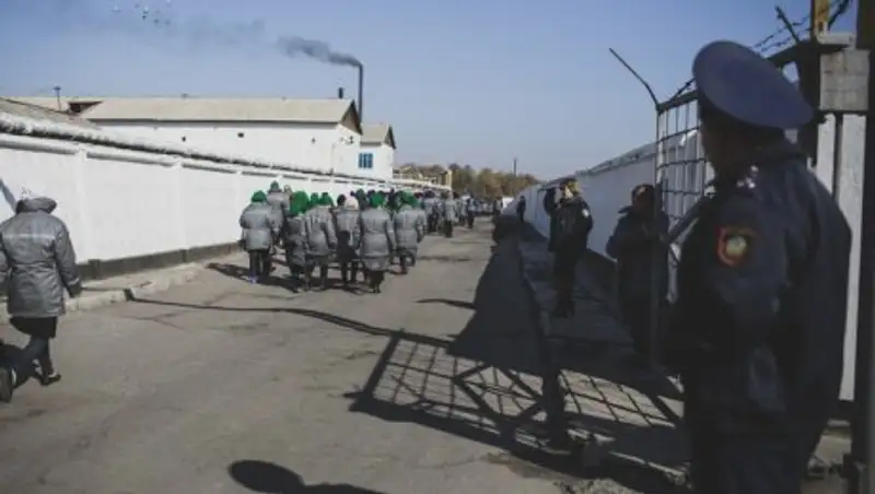 Депутат просит повысить зарплату работникам тюрем и колоний