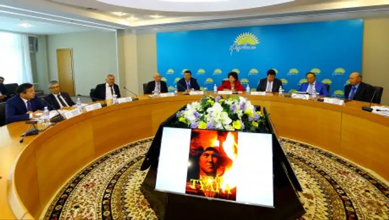 Книга с редкими фото Нурсултана Назарбаева презентована в Астане