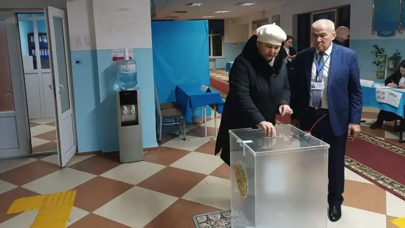 Житель Туркестанской области встретил день рождения на избирательном участке , фото - Новости Zakon.kz от 20.11.2022 13:22