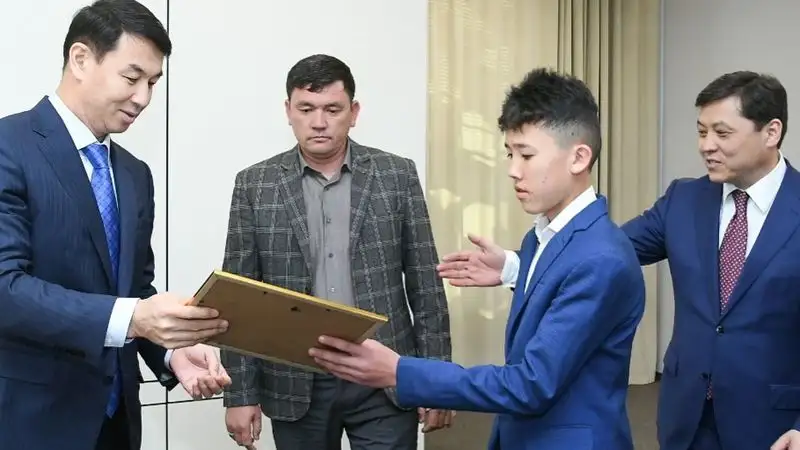 Аким Туркестанской области наградил школьника, спасшего трехлетнего ребенка