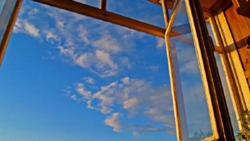 В Актау 27-летний мужчина упал с пятого этажа