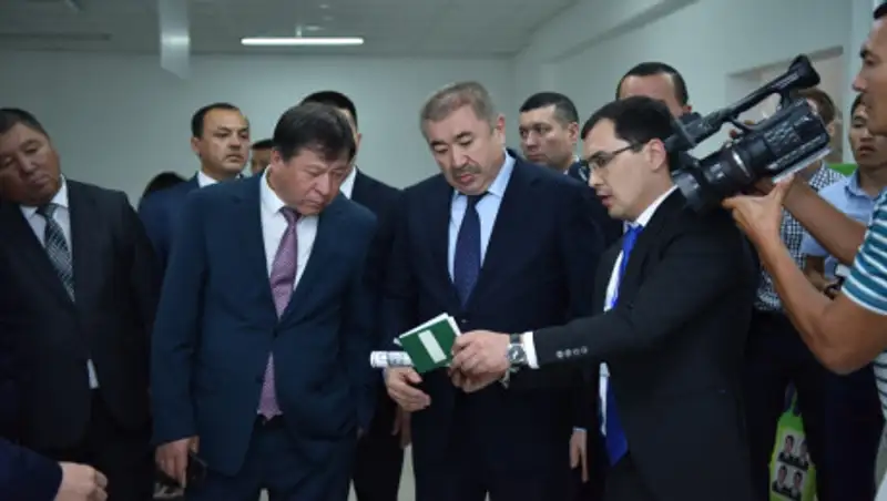 Глава МВД РК показал коллегам из Центральной Азии Центр миграционных услуг Алматы