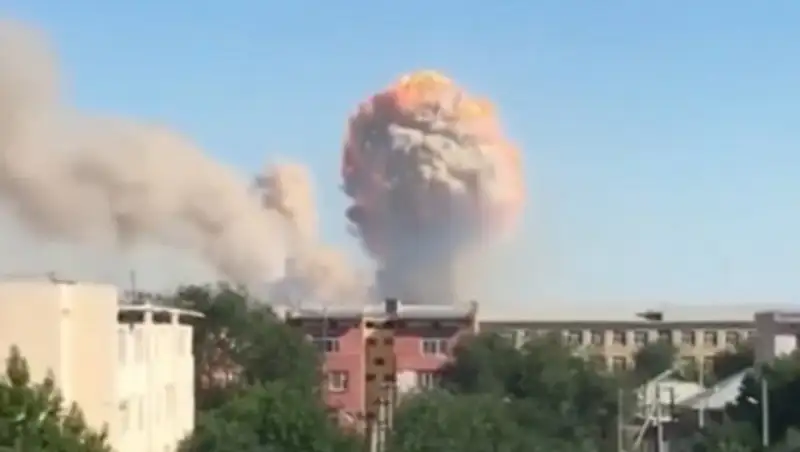 "Как будто атомная бомба". Очевидцы рассказали о взрывах в Арыси