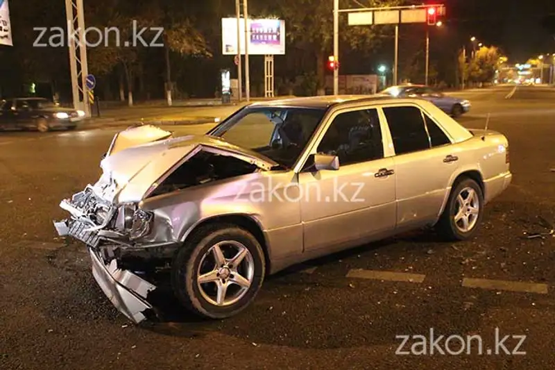 Водитель Мерседеса протаранил Субару, водитель которого поздно совершил левый поворот (фото) Водитель Мерседеса протаранил Субару, водитель которого поздно совершил левый поворот (фото), фото - Новости Zakon.kz от 07.11.2013 18:43