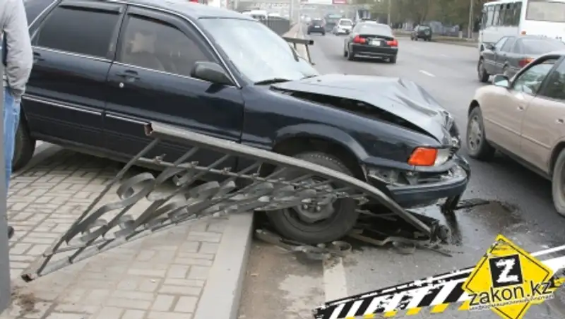 Водитель Mitsubishi в Алматы, избегая столкновения с автобусом, снес дорожное ограждение