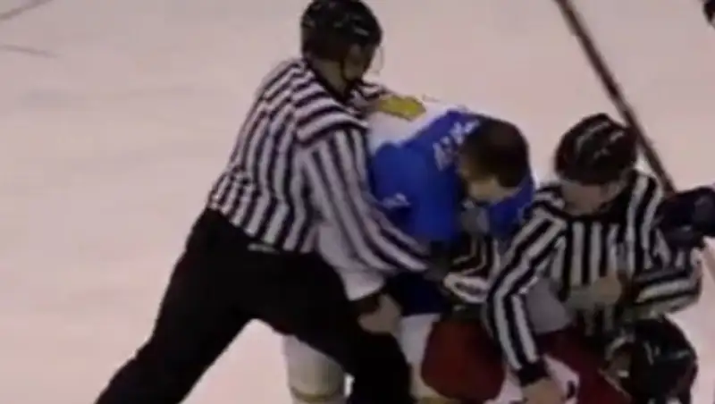 Видео драки Дамира Рыспаева и игроков молодёжной сборной Латвии