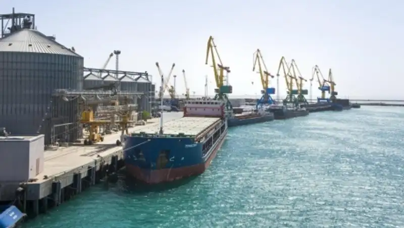 В морском порту Актау отгружается зерно нового урожая