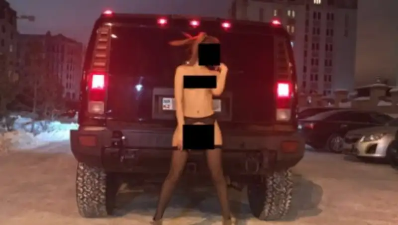 Девушка из скандальной эротической фотосессии вновь разделась