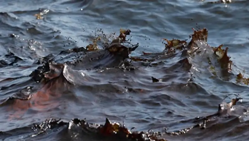 В Японии столкнулись два танкера, произошел разлив нефти