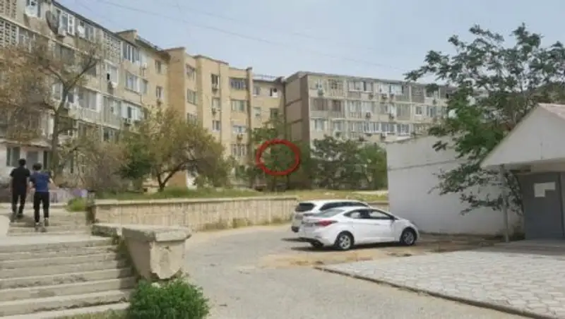 В Актау из окна многоэтажки стреляли в ребенка