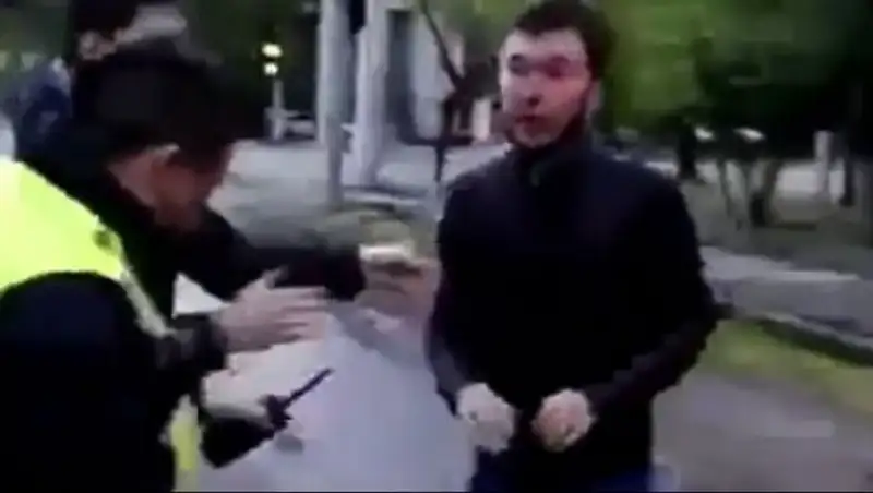 В Алматы нетрезвый водитель напал на полицейского