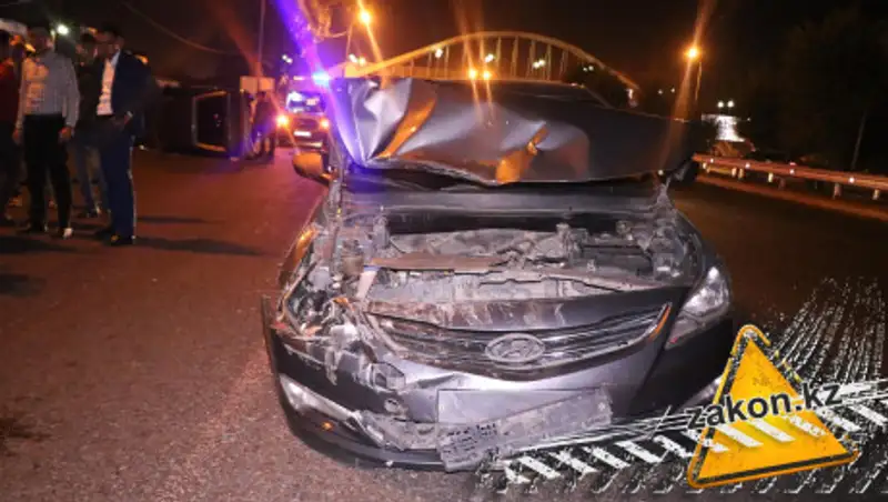 Неуправляемый Hyundai "собрал" два автомобиля в Алматы