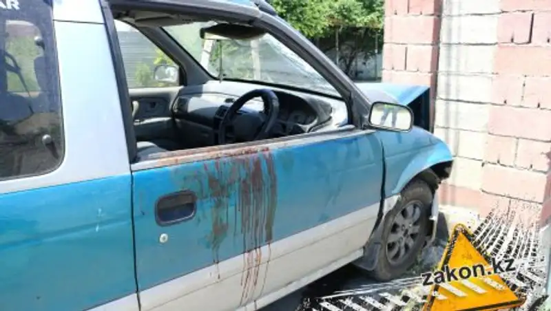 В Алматы пьяный водитель протаранил забор жилого дома и пытался спрятаться в нем