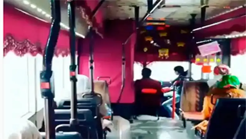 Новогодний автобус: По Шымкенту курсирует автобус со светомузыкой