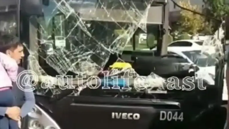 Автобусы столкнулись около Дома министерств в Астане