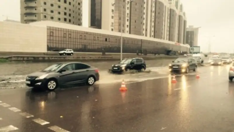 В Астане из-за дождя перекрыли движение на одной из центральных улиц