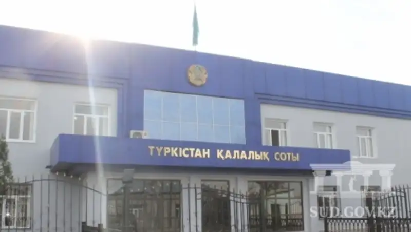 В Туркестане государственный служащий осужден за получение взятки